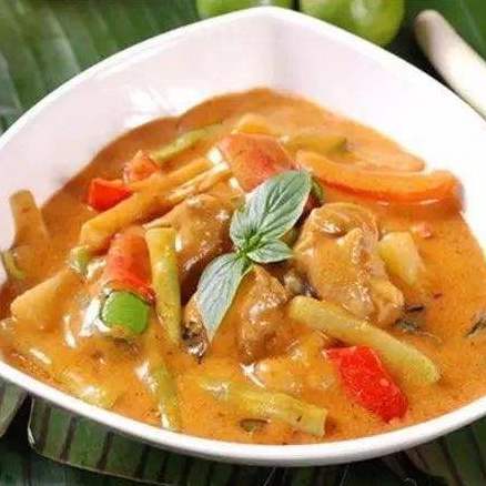 Potage au poulet et lait de coco